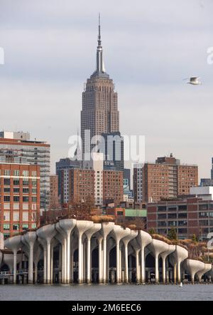 L'Empire State Building surplombe Little Island à l'embarcadère 55, un parc artificiel situé sur l'Hudson River à l'ouest de Manhattan à New York Banque D'Images