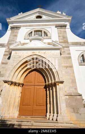 Vue sur la façade en stuc blanchie à la chaux de l'ancienne église, l'Igreja de Santa Maria do Castelo. À Tavira, Algarve, Portugal, Europe. Banque D'Images