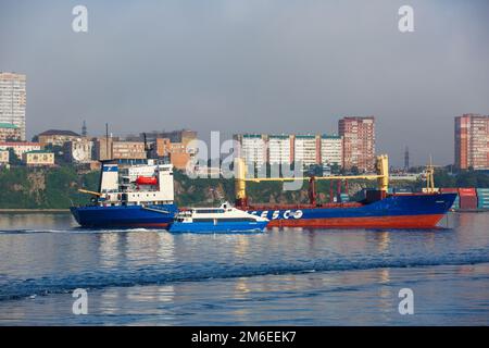 Été, 2016 - Vladivostok, Russie - Un navire marchand se tient sur la roadstead dans la baie de la Corne d'Or à Vladivostok Banque D'Images