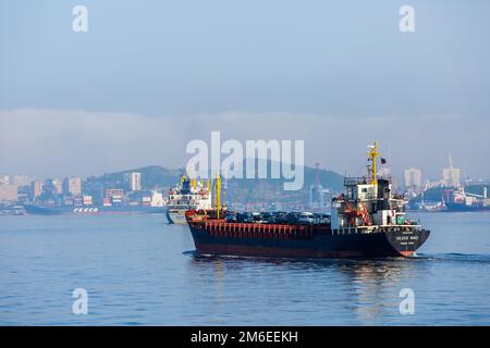 Été, 2016 - Vladivostok, Russie - Un navire marchand se tient sur la roadstead dans la baie de la Corne d'Or à Vladivostok Banque D'Images