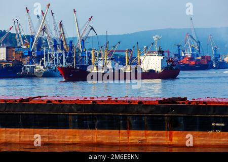 Été, 2016 - Vladivostok, Russie - Un navire marchand se tient sur la roadstead dans la baie de la Corne d'Or à Vladivostok Banque D'Images