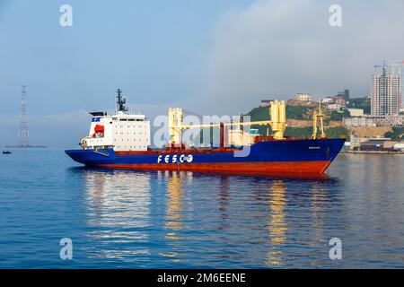 Été, 2016 - Vladivostok, Russie - Un navire marchand se tient sur la roadstead dans la baie de la Corne d'Or à Vladivostok Banque D'Images