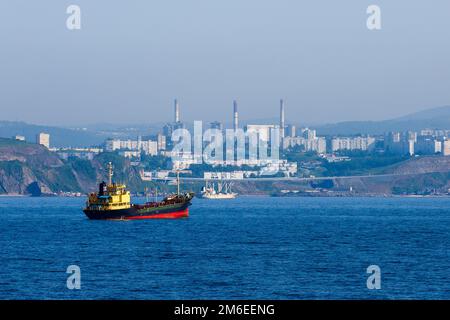 Été, 2016 - Vladivostok, Russie - Un navire marchand se tient sur la roadstead dans la baie de la Corne d'Or à Vladivostok Banque D'Images