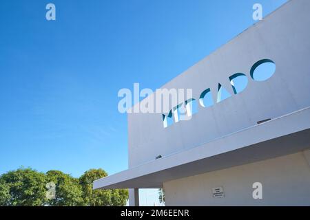 Vue sur l'extérieur de l'édifice, panneau de style Art déco découpé. Au marché de Tavira, Mercado à Tavira, Algarve, Portugal, Europe. Banque D'Images