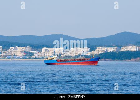 Été, 2016 - Vladivostok, Russie - Un navire marchand se tient sur la roadstead dans la baie de la Corne d'Or à Vladivostok Banque D'Images