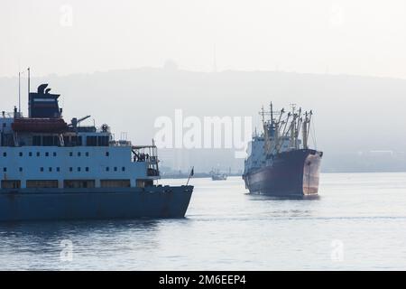 Été, 2016 - Vladivostok, Russie - Un navire marchand se tient sur la roadstead dans la baie de la Corne d'Or à Vladivostok Banque D'Images
