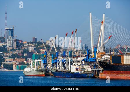 Des sous-côtes commerciales chargent au port commercial de Vladivostok. Banque D'Images