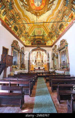 Vue sur les détails intérieurs de l'autel, riches, en or et en bois. Le thème chuch est maritime. À l'église catholique, Igreja de N. Sra. das Banque D'Images