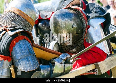 Les restaurateurs médiévaux se battent avec des épées en armure lors d'un tournoi de chevaliers Banque D'Images