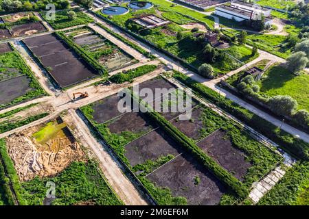 Territoire des stations d'épuration des eaux usées de la ville avec des cartes de limon à partir d'une hauteur Banque D'Images