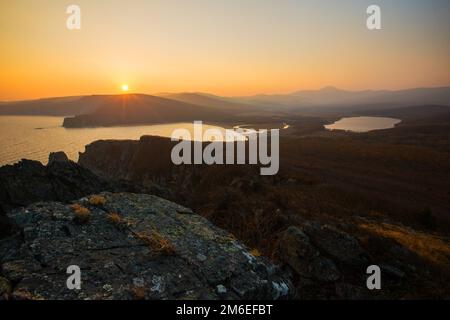 Un magnifique coucher de soleil dans la réserve de biosphère de Sikhote-Alin, dans le territoire de Primorsky Banque D'Images