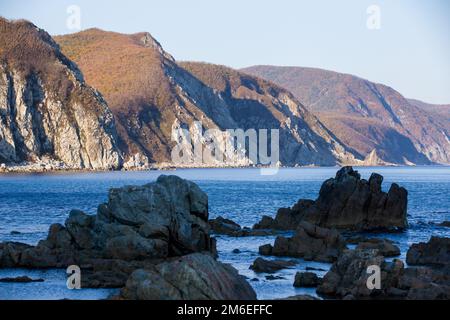Rochers pittoresques du Cap Nord. Zone marine de la réserve de biosphère de Sikhote-Alin dans le territoire de Primorsky Banque D'Images