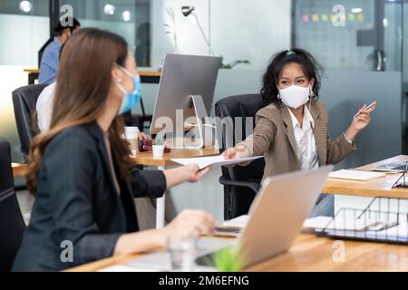 Bureau social à distance avec l'équipe d'affaires porter un masque de visage comme nouvelle vie normale Banque D'Images