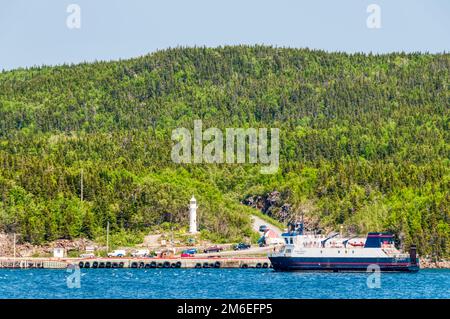 Le traversier automobile MV Hazel McIsaac a amarré à long Island, dans la baie verte de Terre-Neuve, au Canada. Banque D'Images