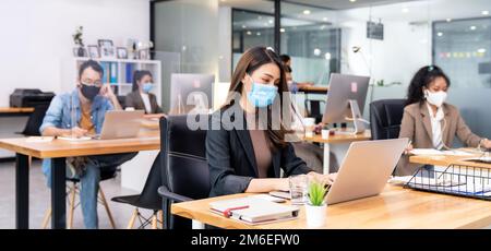 Bureau social à distance avec l'équipe d'affaires porter un masque de visage comme nouvelle vie normale Banque D'Images