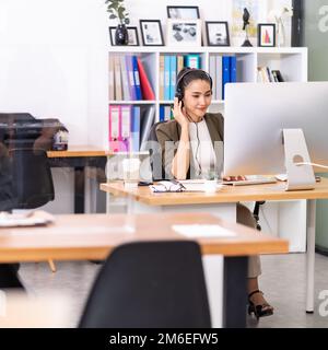 Centre d'appels asiatique pour le télémarketing et le concept de vente Banque D'Images