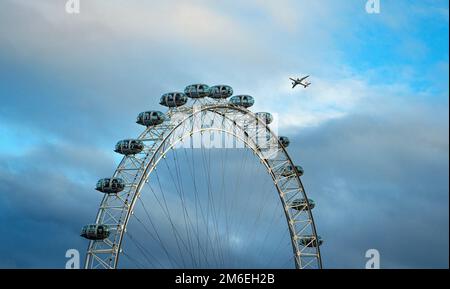 Après-midi de Londres. London Eye, County Hall, Westminster Bridge, Big Ben et le Parlement. Banque D'Images