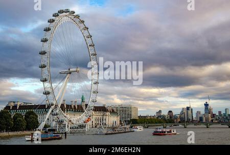 Après-midi de Londres. London Eye, County Hall, Westminster Bridge, Big Ben et le Parlement. Banque D'Images