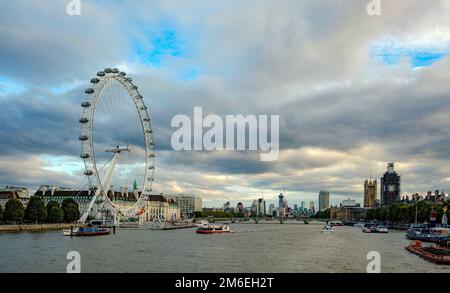 Après-midi de Londres. London Eye, County Hall, Westminster Bridge, Big Ben et le Parlement. Banque D'Images