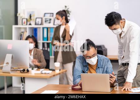 Bureau social à distance avec l'équipe d'affaires porter un masque de visage comme nouvelle vie normale Banque D'Images