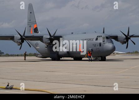 Un avion Hercules C-130 équipé du système de lutte contre l'incendie aéroporté modulaire (MAFFS) de la California Air National Guard's 146th Airlift Wing, se prépare à décoller lors de la formation annuelle de recertification MAFFS à Gowen Field, Boise, Idaho, le 25 avril 2022. Les équipages de la Garde nationale aérienne de l'aile de transport aérien 152nd de la Garde nationale aérienne du Nevada, de la Garde nationale aérienne de Californie, de l'aile de transport aérien 146th, de l'aile de transport aérien 153rd de la Garde nationale aérienne du Wyoming et de l'aile de transport aérien 302nd de la Réserve de l'Armée de l'air des États-Unis s'entraînent ensemble pour accomplir leur certification de lutte contre les incendies aux côtés du Service forestier des États-Unis et Banque D'Images