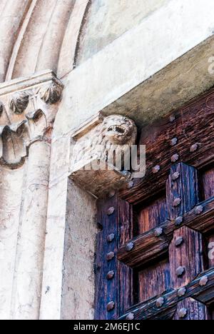 Sculpture d'un lion au-dessus du portail de l'église de San Francesco, datant de la fin du 13th siècle, construite dans un style roman, à Lodi, en Italie Banque D'Images