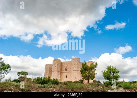 Vue extérieure du Castel del Monte octogonal près d'Andria, Puglia, Italie, un château de 13th ans construit par l'empereur Frédéric II Site de l'UNESCO. Banque D'Images