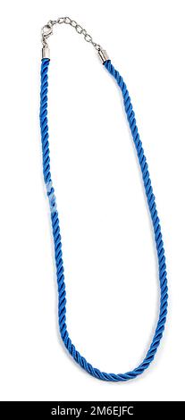 Collier à ficelle ou à corde métallique isolé sur fond blanc Banque D'Images