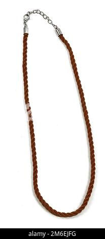 Collier à ficelle ou à corde métallique isolé sur fond blanc Banque D'Images