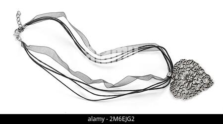 Collier à ficelle ou à corde métallique isolé sur fond blanc Banque D'Images