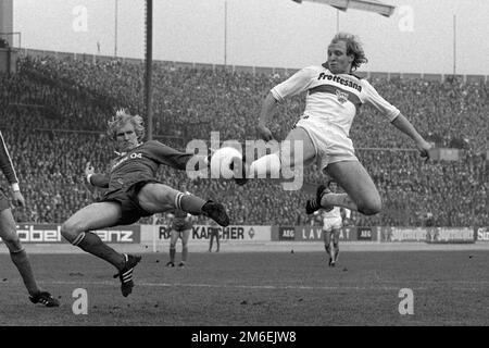 ARCHIVE PHOTO: Dieter HOENESS fête son anniversaire de 70th sur 7 janvier 2023, Dieter HOENESS, droite, Allemagne, Football, VFB Stuttgart, en duels avec Rolf RUESSMANN, RÃ ssmann, RÃ Ã?mann, Schalke 04, action, Football Bundesliga VfB Stuttgart-FC Schalke 04 6: 1; le 01/14/1978; tir noir et blanc. Â Banque D'Images