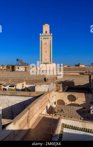 Sur les toits de Marrakech. Photo de la Tour aux jardins secrets. Des minarets élaborés aux panneaux solaires modernes ; des palmiers aux plats satellites. Banque D'Images