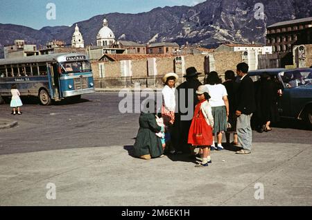 Personnes taxi et bus sur la rue du centre-ville, Bogota, Colombie, Amérique du Sud, 1961 sous-titres ss étant près de la gare Banque D'Images