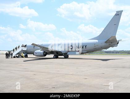 NORFOLK, Virginie (26 avril 2022) – des officiers subalternes embarquent à bord d'un avion de patrouille et de reconnaissance P-8A Poséidon lors d'une visite en plate-forme d'un symposium et d'entraînement sur la guerre sous-marine (JOUST) des officiers subalternes à bord de la station navale de Norfolk. JOUST est un symposium annuel dirigé par des officiers subalternes, conçu pour relever les défis des opérations futures de guerre sous-marine (USW) et tirer parti et maximiser les forces de la communauté USW. Banque D'Images