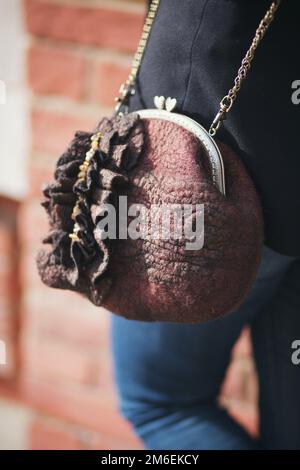 Élégant sac à main en laine de Felting à la main Banque D'Images