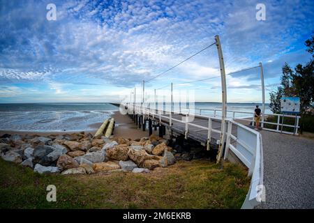 Entrée à la jetée historique d'Urangan, à l'aube, Hervey Bay, Queensland, Australie Banque D'Images