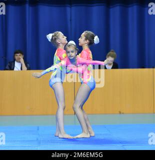 Orenbourg, Russie, 26-27 mai 2017 ans: Compétition de filles dans les sports acrobatiques au Championnat O ouvert Banque D'Images