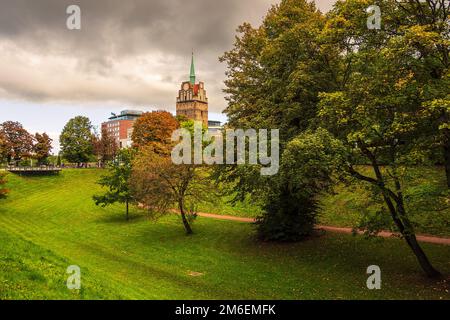 Vue sur le Kröpeliner Tor dans la ville hanséatique de Rostock en automne. Banque D'Images