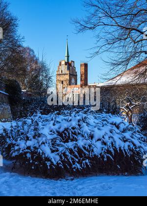 Vue sur le Kröpeliner Tor en hiver dans la ville hanséatique de Rostock. Banque D'Images