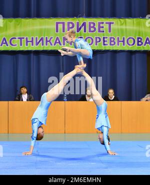 Orenbourg, Russie, 26-27 mai 2017 ans: Compétition de filles dans les sports acrobatiques au Championnat O ouvert Banque D'Images