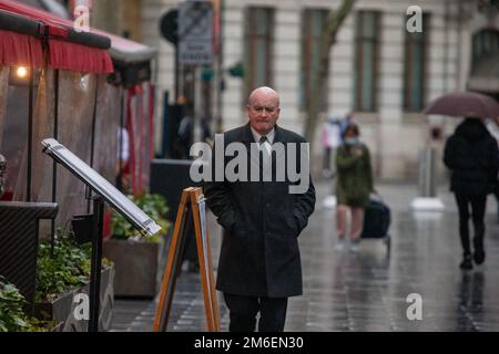 Londres, Angleterre, Royaume-Uni. 4th janvier 2023. Le secrétaire général du Syndicat national des travailleurs des chemins de fer, des Maritimes et des Transports (RMT), MICK LYNCH, est vu arriver à LBC avant une entrevue téléphonique. (Image de crédit : © Tayfun Salci/ZUMA Press Wire) Banque D'Images