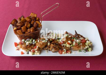 La vie de la dishe culinaire africaine. Poisson grillé accompagné de bananes plantain frites Banque D'Images