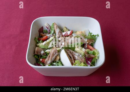 La vie de la dishe culinaire africaine. Salade Delka avec avocat, poulet haché et œufs Banque D'Images