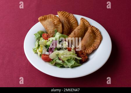 La vie de la dishe culinaire africaine. Saint-Marcellin croustillant avec accompagnement de salade Banque D'Images