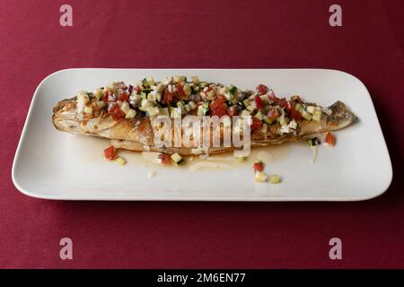 La vie de la dishe culinaire africaine. Poisson grillé accompagné de petits légumes coupés Banque D'Images