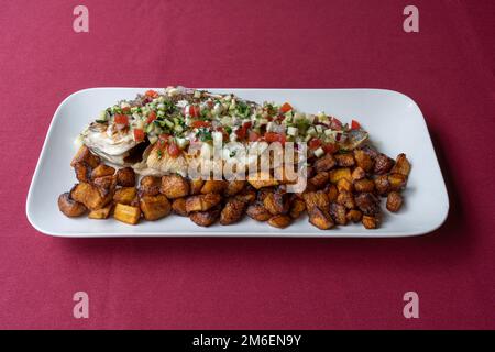 La vie de la dishe culinaire africaine. Poisson grillé accompagné de bananes plantain frites Banque D'Images