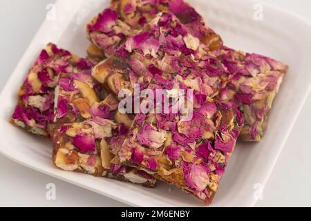 Fruit sec de rose Chikki également appelé Gulab til Gajak, Gazak, Gachak sont des bonbons friables à base de gud, Mungfali, Gur, arachides rôties, pétales de goulab, GR Banque D'Images