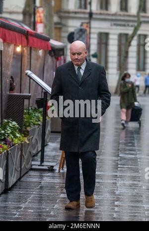 Londres, Angleterre, Royaume-Uni. 4th janvier 2023. Le secrétaire général du Syndicat national des travailleurs des chemins de fer, des Maritimes et des Transports (RMT), MICK LYNCH, est vu arriver à LBC avant une entrevue téléphonique. (Image de crédit : © Tayfun Salci/ZUMA Press Wire) Banque D'Images