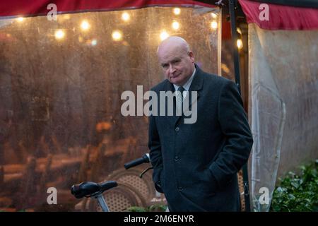 Londres, Angleterre, Royaume-Uni. 4th janvier 2023. Le secrétaire général du Syndicat national des travailleurs des chemins de fer, des Maritimes et des Transports (RMT), MICK LYNCH, est vu arriver à LBC avant une entrevue téléphonique. (Image de crédit : © Tayfun Salci/ZUMA Press Wire) Banque D'Images