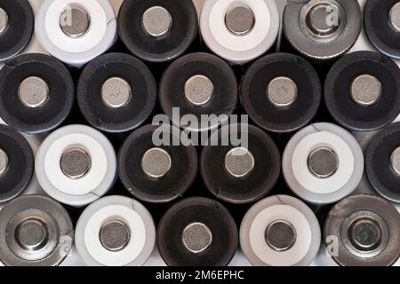 Arrière-plan abstrait d'énergie des piles colorées. Vue rapprochée du dessus des rangées de piles AA sélectionnées. Pile alcaline de taille aa. Plusieurs batteries Banque D'Images